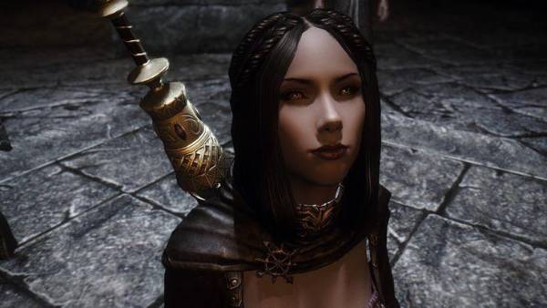 En Skyrim, podemos hablar con casi todos los personajes, pero solo podemos leer nuestros diálogos, pues nuestro personaje no tiene voz.