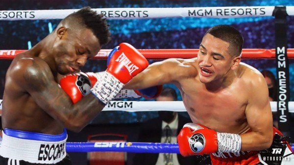 En pie hasta el final y gran gesto del rival: Las mejores fotos de la pelea entre 'Escorpión' Ruiz y Flores Jr