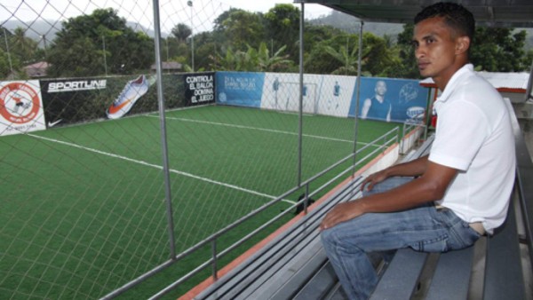 Los ex futbolistas hondureños que tienen bonitos complejos deportivos