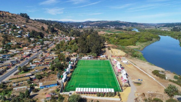 ¡De su bolsillo! 'Chupete' Suazo construyó un estadio para la comunidad de San Antonio