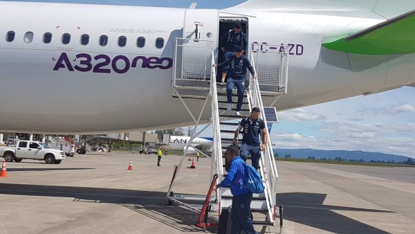 Honduras arriba a Temuco en vuelo chárter para enfrentar a Chile