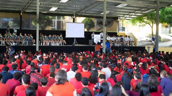 La institución llevó a todos sus alumnos a recibir a los campeones nacional.