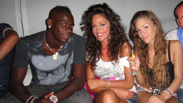 Balotelli contrató a 'damas de compañía' para fiesta en su casa