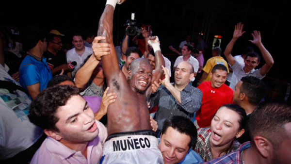 'El Muñeco' González gana y continúa invicto