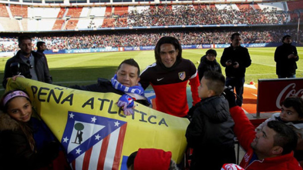 21 mil aficionados del Atlético arropan a sus jugadores antes del derbi
