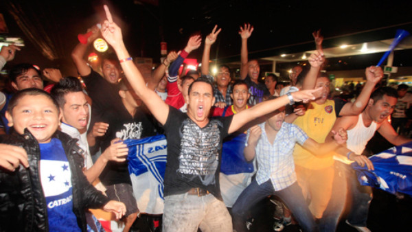 Honduras celebra en las calles el Aztecazo a México