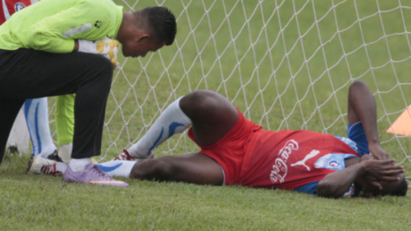 Beckeles casi se fractura la tibia de la pierna izquierda