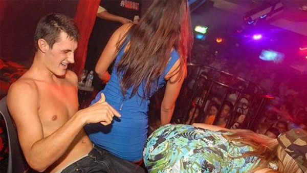 El tenista Tomic celebró sus 21 años en fiesta con excesos y mujeres