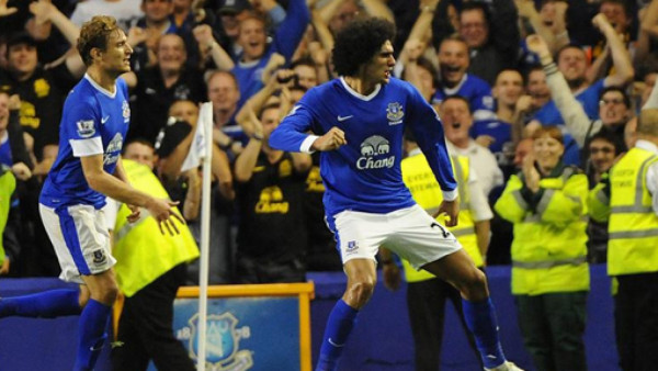 Manchester United tropieza en su debut