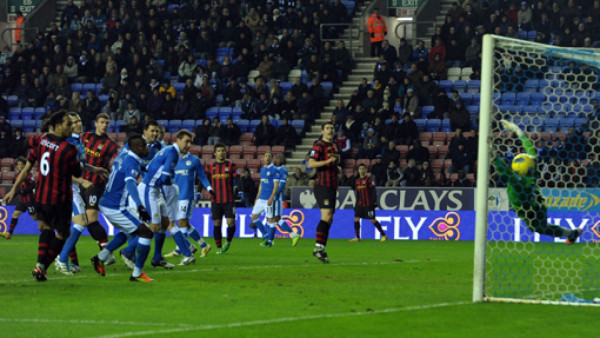 Árbitro le perdona roja a Maynor Figueroa