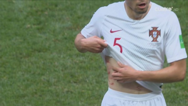 Destrozados: Las desgarradoras imágenes de marroquíes en Rusia y la felicidad de Cristiano