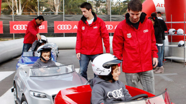 Jugadores del Barcelona reciben lujosos autos