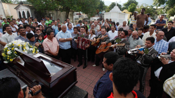 Llanto y serenata en sepelio de la 'Coneja” Cardona