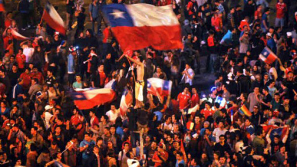Festejos por clasificación de Chile al Mundial dejan detenidos, saqueos y daños