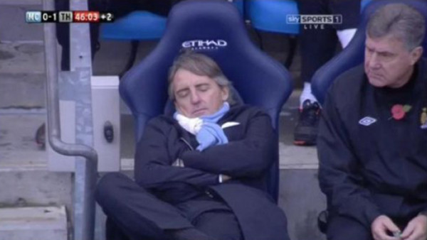 Roberto Mancini se durmió en pleno partido del City