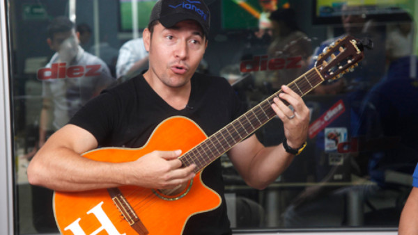 ¡Polache y su canción para EUA-Honduras!