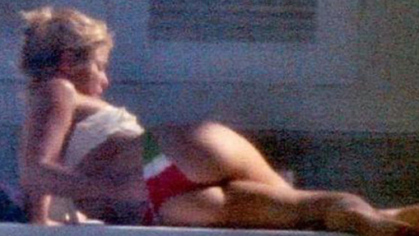 Shakira, luce espectacular con su traje de baño en Miami