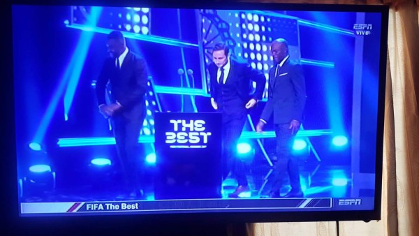 ¡Y NO ES CREÍDO! David Suazo entregó premio de FIFA a Messi y a Cristiano Ronaldo