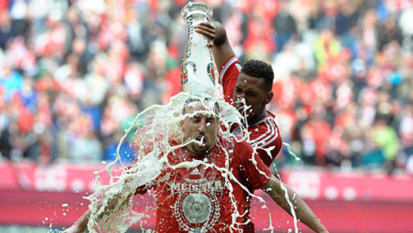 Ribéry retira la palabra a Boateng por bañarlo de cerveza