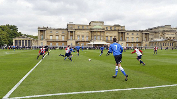 Se disputó por primera vez un partido de fútbol en el Palacio de Buckingham