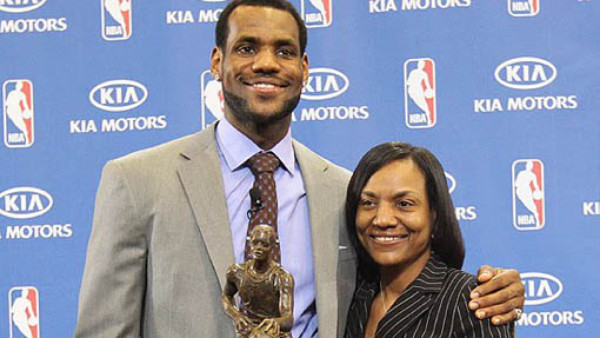 Policía arresta a madre de LeBron James