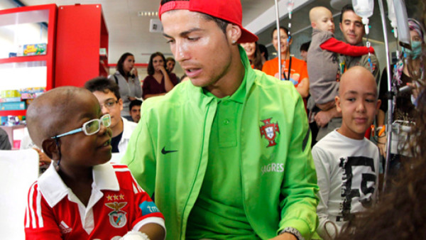 Portugal y Cristiano Ronaldo visitan a niños hospitalizados