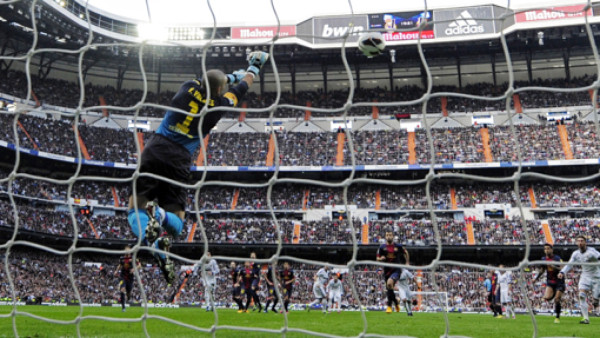 VIDEO: El tapadón de Valdés a Cristiano Ronaldo