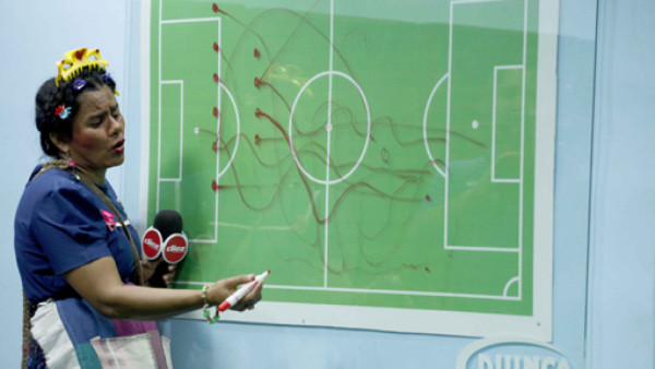 Mardoquella da clase de fútbol a Honduras