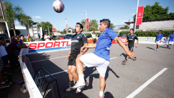 Todo un éxito el 'Fútbol extremo' organizado por DIEZ