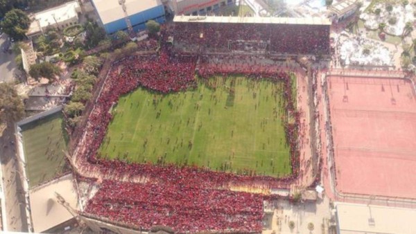 La invasión de cancha más espectacular de la historia del fútbol africano