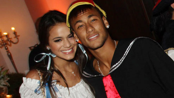 Neymar asiste a fiesta vestido de Quico