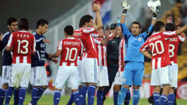 Avión donde viajaba selección de Paraguay sufre falla en tren de aterrizaje