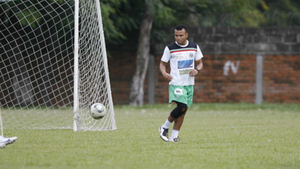 Emil Martínez comienza a trabajar con el balón