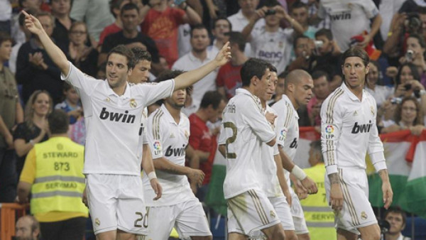 Higuaín brilla y Real Madrid golea