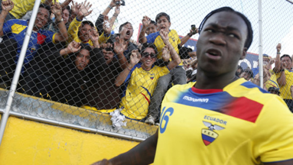 VIDEO: Delantero ecuatoriano se confunde y no celebra su propio gol