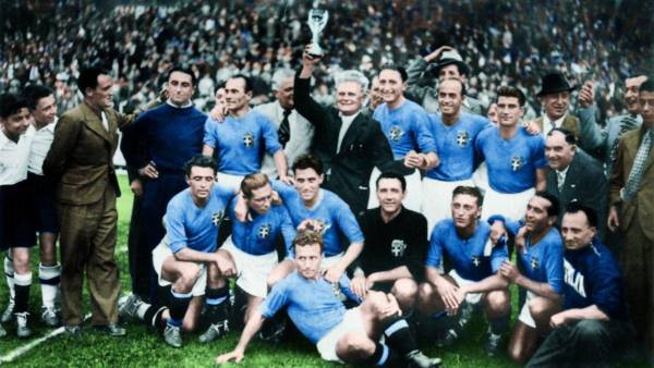 Italia levantando el primer título de campeón en el Mundial de 1934.