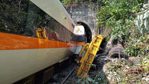 Las dramáticas imágenes de la tragedia en Taiwán: más de 50 muertos y cientos de heridos en un accidente de tren