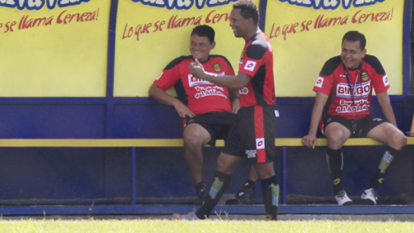 Oficial: Carlos Pavón es asistente técnico de Nahún Espinoza