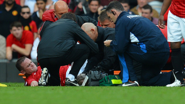 Video: Rooney sufre alarmante lesión con el Manchester United