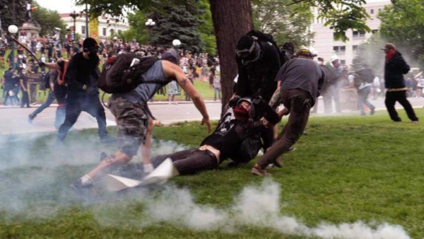 Estados Unidos en llamas en plena pandemia y Anonymous reaparece con espantosa revelación