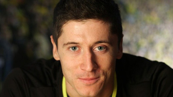 Lewandowski salió de su primera comunión a hacer un gol