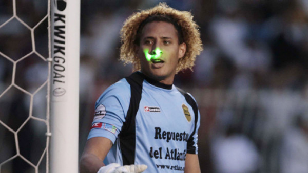 Apuntan con láser el rostro de Kevin Hernández