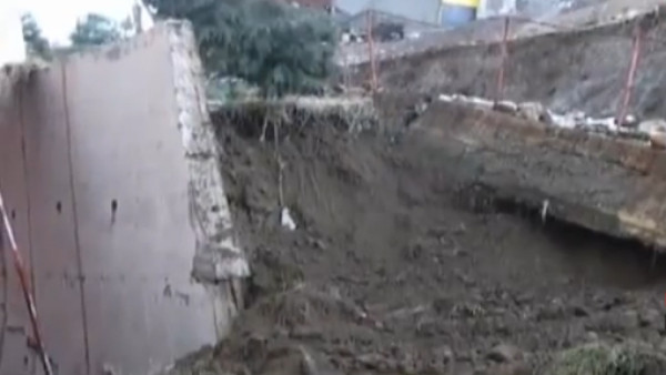 VIDEO: Mueren siete jóvenes al caerse una pared de un campo de fútbol