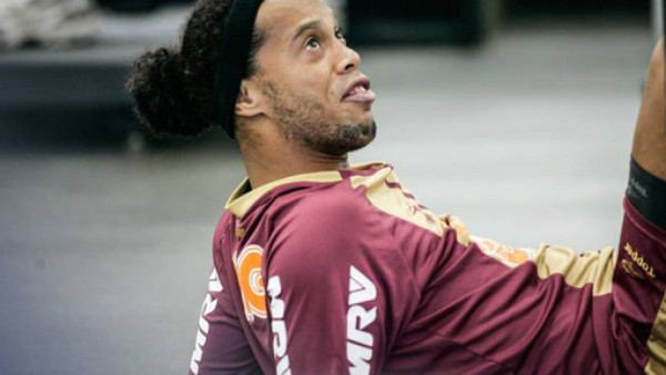 Ronaldinho se queda sin jugar tras discutir con su presidente