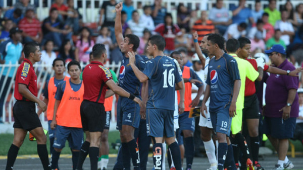 La bronca en el clásico Motagua-Olimpia
