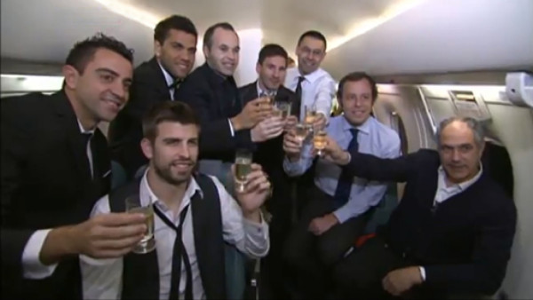 VIDEO: El brindis de Messi y sus compañeros en pleno vuelo a España