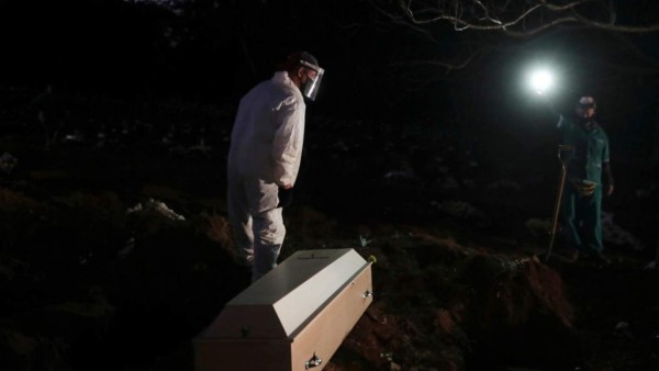 Talan bosque tropical en Manaos, Brasil para abrir cientos de tumbas por muertes de coronavirus