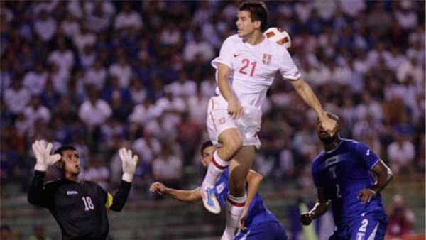 Honduras le gana a Serbia