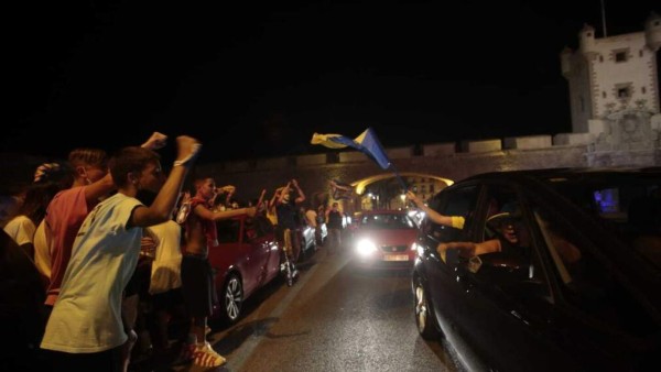 Locura total: Así festejaron los aficionados el ascenso del Cádiz y Choco Lozano en España ¿Y el COVID-19?&nbsp;&nbsp;&nbsp;