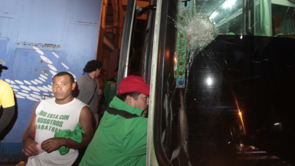 Afición apedrea el bus de Marathón